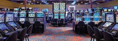 Dealer live di Speed Roulette slotbangjago memutar roda dengan stempel waktu real-time